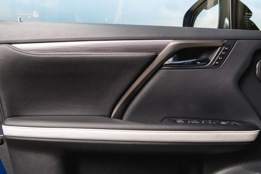 Детали интерьера Lexus RX300 F-Sport 2019 года  (WW) (фото 76 из 80)